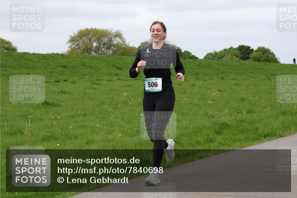04.05.2025 - 8. Wedeler Halbmarathon Lena Gebhardt http://msf.ph/oto/7840698 04.05.2025 11:49:49 Laufen 506 meine-sportfotos.de