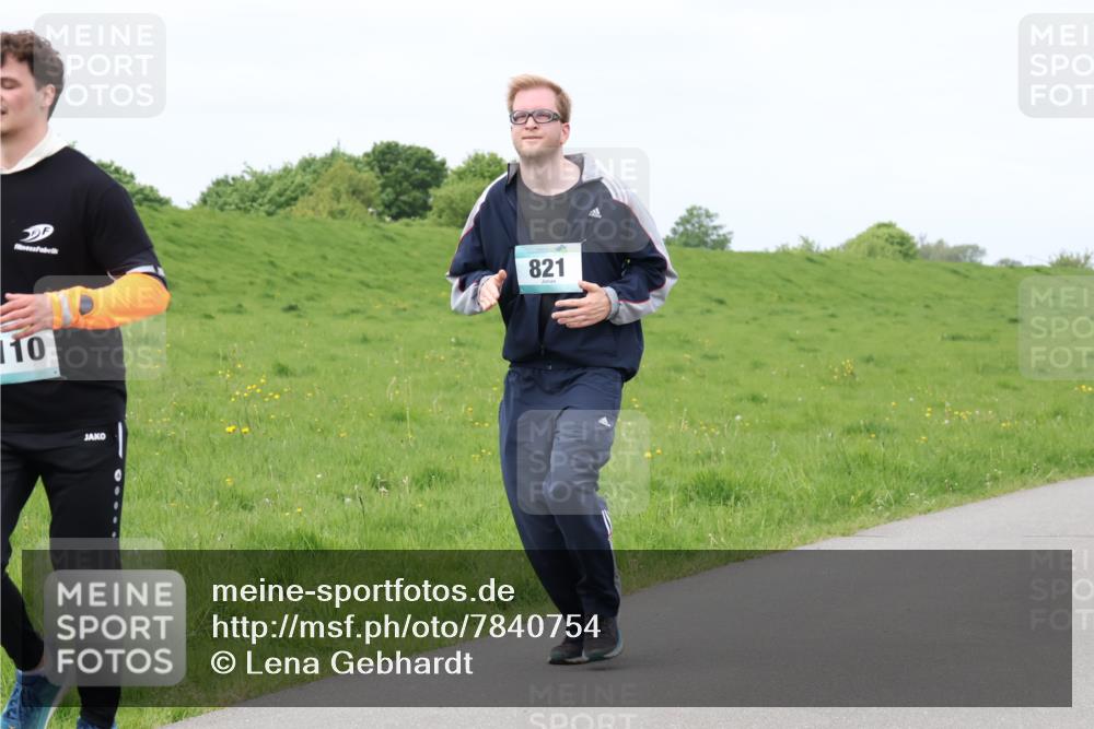 04.05.2025 - 8. Wedeler Halbmarathon Lena Gebhardt http://msf.ph/oto/7840754 04.05.2025 11:50:05 Laufen 821, 10 meine-sportfotos.de
