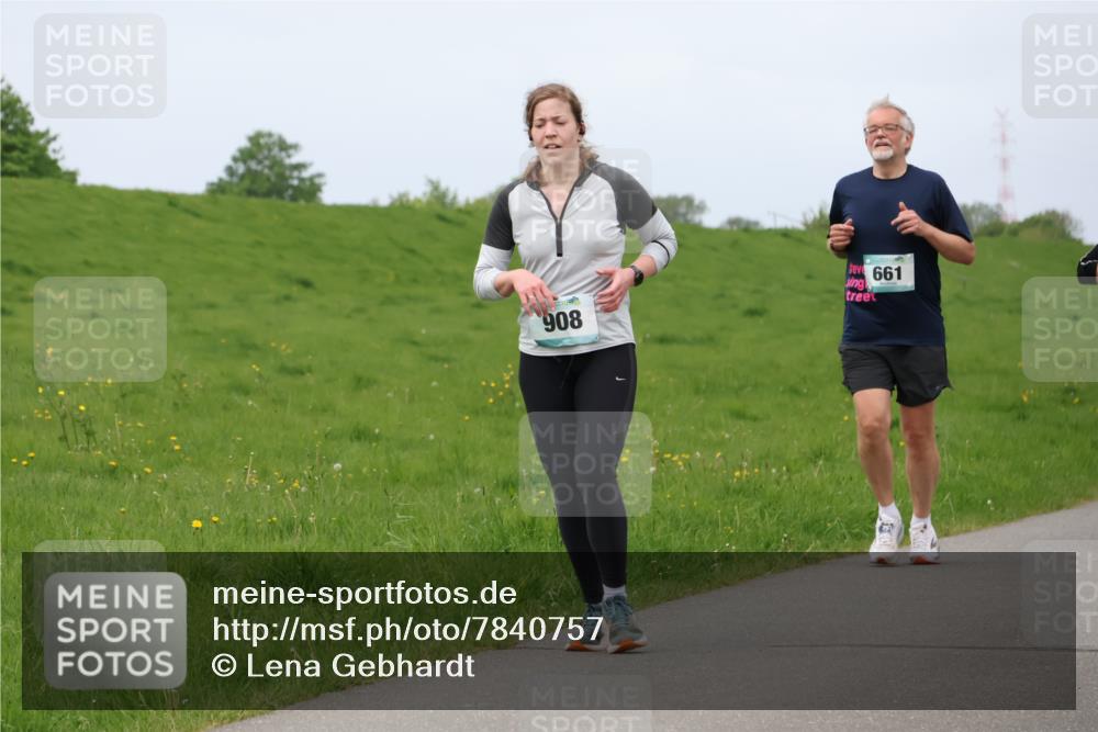 04.05.2025 - 8. Wedeler Halbmarathon Lena Gebhardt http://msf.ph/oto/7840757 04.05.2025 11:50:12 Laufen 908, 661 meine-sportfotos.de