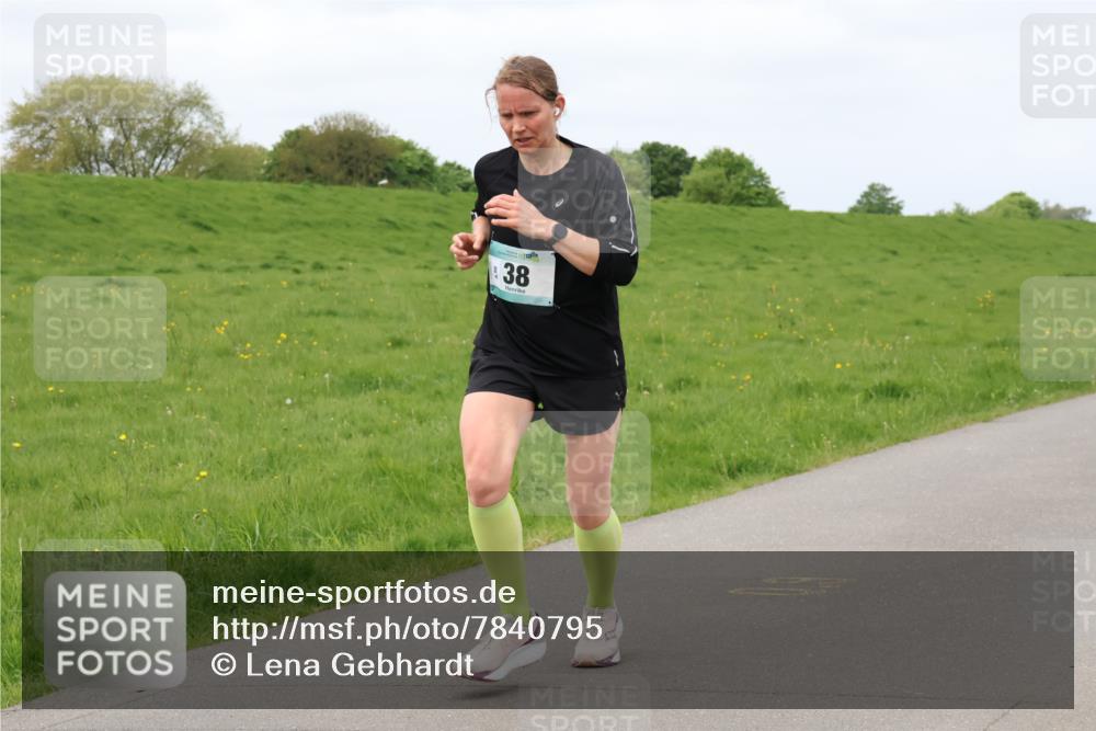 04.05.2025 - 8. Wedeler Halbmarathon Lena Gebhardt http://msf.ph/oto/7840795 04.05.2025 11:50:18 Laufen 38 meine-sportfotos.de