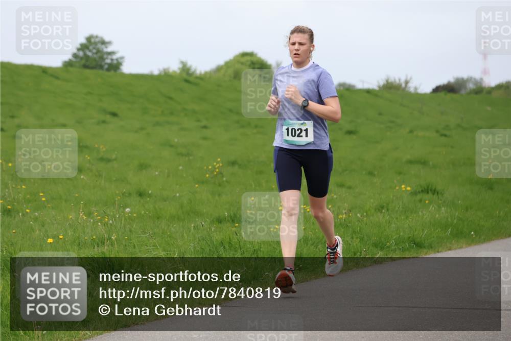 04.05.2025 - 8. Wedeler Halbmarathon Lena Gebhardt http://msf.ph/oto/7840819 04.05.2025 11:50:38 Laufen 1021 meine-sportfotos.de