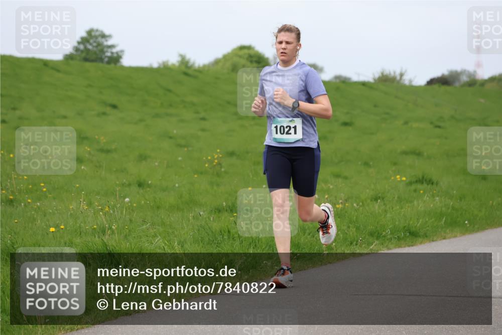 04.05.2025 - 8. Wedeler Halbmarathon Lena Gebhardt http://msf.ph/oto/7840822 04.05.2025 11:50:38 Laufen 1021 meine-sportfotos.de