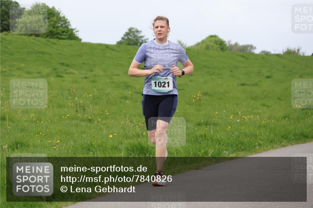 04.05.2025 - 8. Wedeler Halbmarathon Lena Gebhardt http://msf.ph/oto/7840826 04.05.2025 11:50:39 Laufen 1021 meine-sportfotos.de