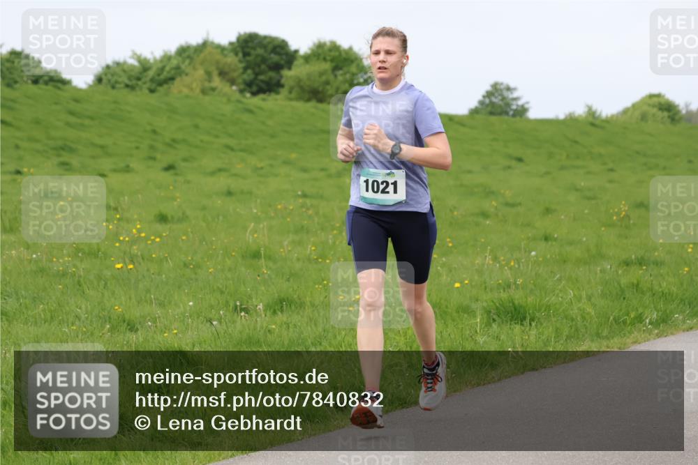 04.05.2025 - 8. Wedeler Halbmarathon Lena Gebhardt http://msf.ph/oto/7840832 04.05.2025 11:50:40 Laufen 1021 meine-sportfotos.de