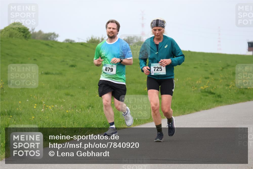 04.05.2025 - 8. Wedeler Halbmarathon Lena Gebhardt http://msf.ph/oto/7840920 04.05.2025 11:51:25 Laufen 879, 725 meine-sportfotos.de