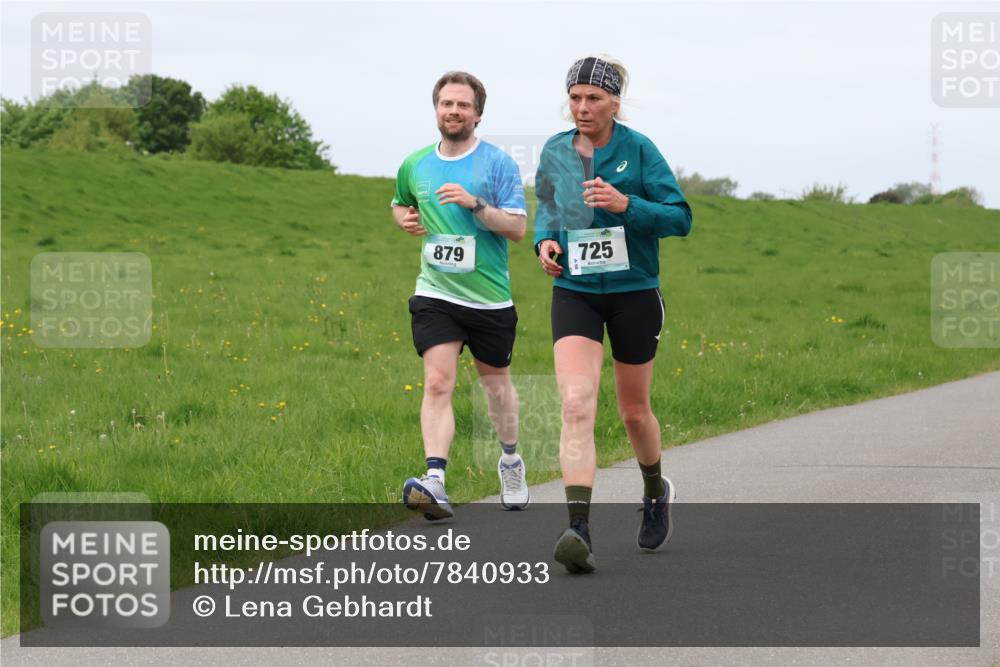 04.05.2025 - 8. Wedeler Halbmarathon Lena Gebhardt http://msf.ph/oto/7840933 04.05.2025 11:51:29 Laufen 879, 725 meine-sportfotos.de