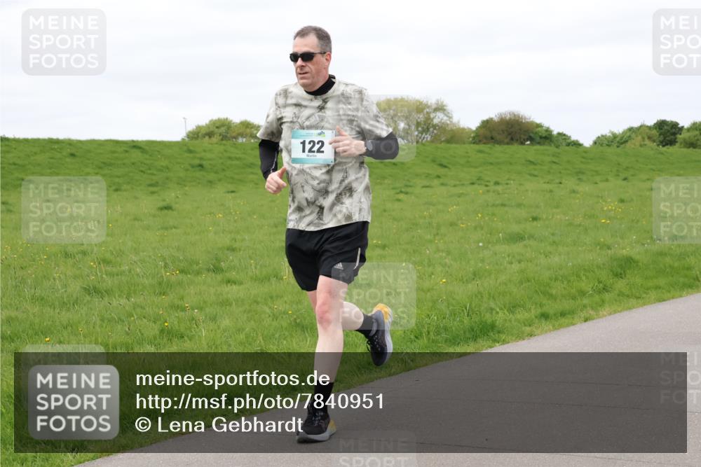 04.05.2025 - 8. Wedeler Halbmarathon Lena Gebhardt http://msf.ph/oto/7840951 04.05.2025 11:51:45 Laufen 122 meine-sportfotos.de