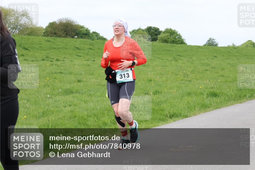 04.05.2025 - 8. Wedeler Halbmarathon Lena Gebhardt http://msf.ph/oto/7840978 04.05.2025 11:52:02 Laufen 313 meine-sportfotos.de