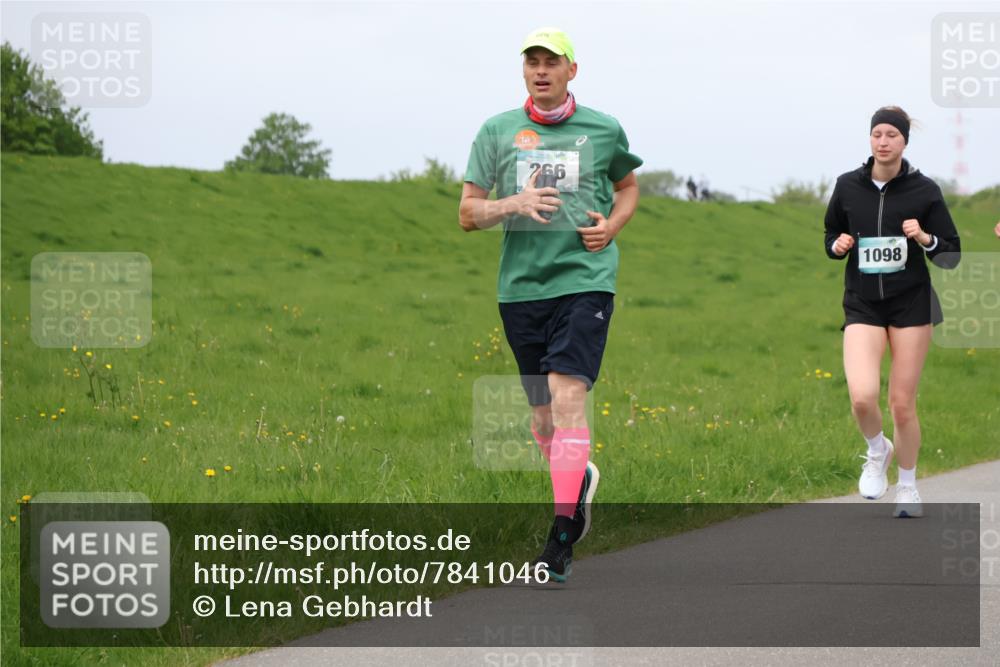 04.05.2025 - 8. Wedeler Halbmarathon Lena Gebhardt http://msf.ph/oto/7841046 04.05.2025 11:53:10 Laufen 266, 1098 meine-sportfotos.de