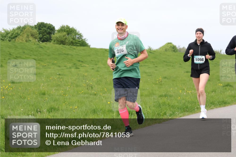 04.05.2025 - 8. Wedeler Halbmarathon Lena Gebhardt http://msf.ph/oto/7841058 04.05.2025 11:53:11 Laufen 266, 1098 meine-sportfotos.de