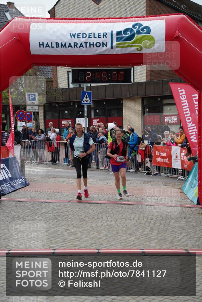 04.05.2025 - 8. Wedeler Halbmarathon Felixshl http://msf.ph/oto/7841127 04.05.2025 12:45:36 Ziel 804, 805 meine-sportfotos.de