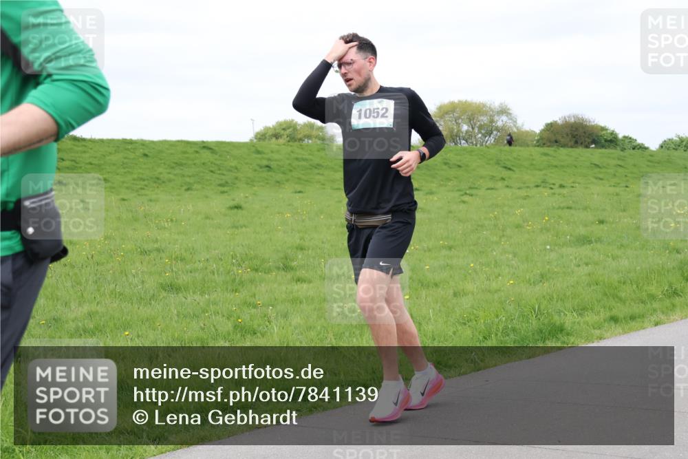 04.05.2025 - 8. Wedeler Halbmarathon Lena Gebhardt http://msf.ph/oto/7841139 04.05.2025 11:53:45 Laufen 1052 meine-sportfotos.de