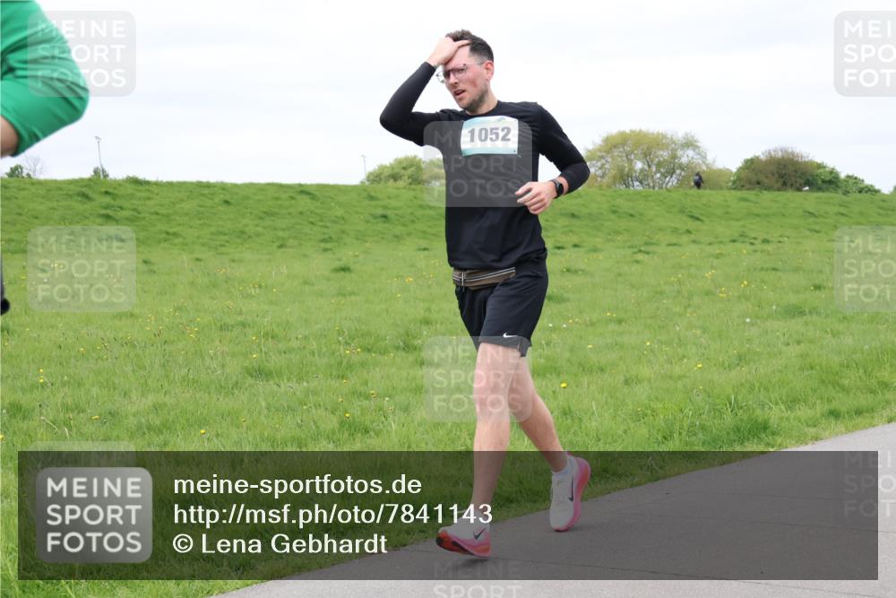 04.05.2025 - 8. Wedeler Halbmarathon Lena Gebhardt http://msf.ph/oto/7841143 04.05.2025 11:53:45 Laufen 1052 meine-sportfotos.de