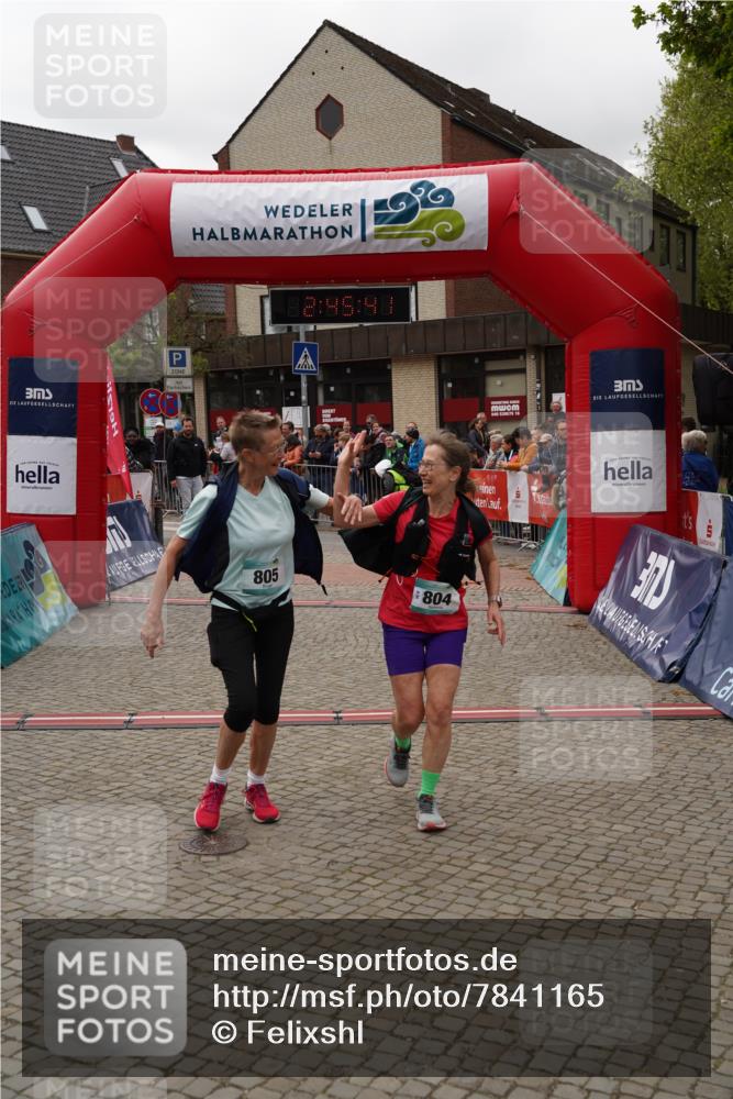 04.05.2025 - 8. Wedeler Halbmarathon Felixshl http://msf.ph/oto/7841165 04.05.2025 12:45:39 Ziel 804, 805 meine-sportfotos.de