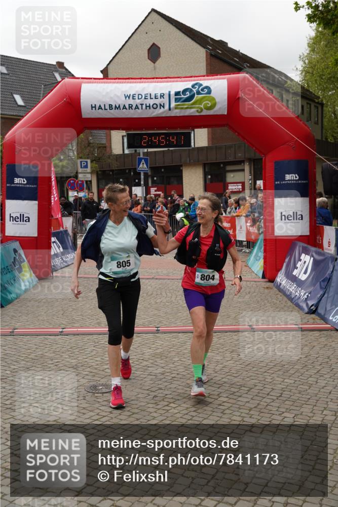 04.05.2025 - 8. Wedeler Halbmarathon Felixshl http://msf.ph/oto/7841173 04.05.2025 12:45:39 Ziel 804, 805 meine-sportfotos.de