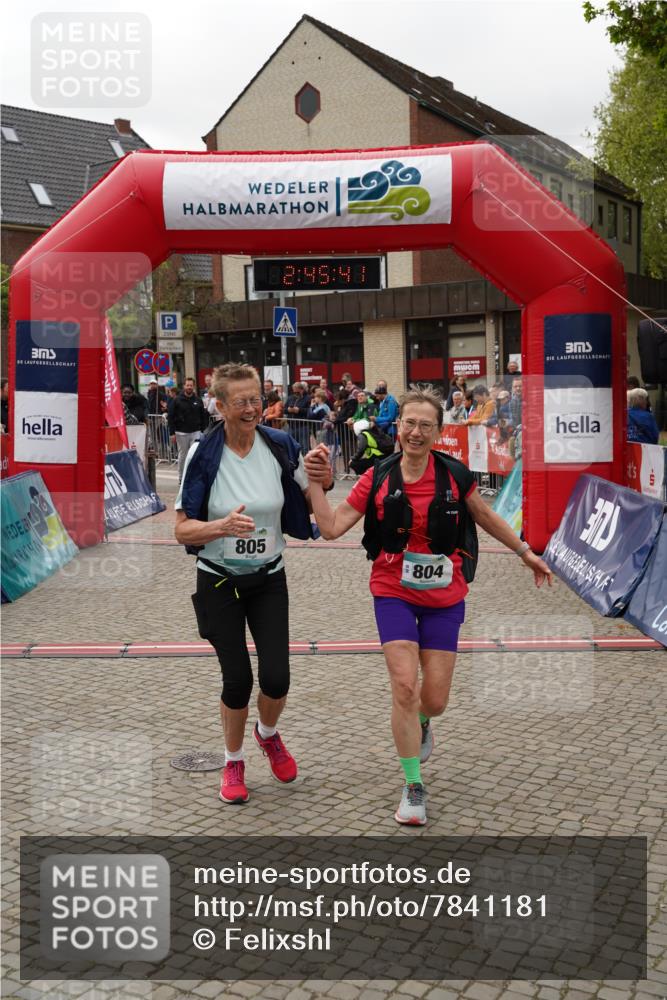 04.05.2025 - 8. Wedeler Halbmarathon Felixshl http://msf.ph/oto/7841181 04.05.2025 12:45:39 Ziel 804, 805 meine-sportfotos.de