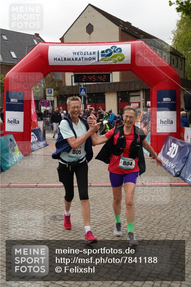 04.05.2025 - 8. Wedeler Halbmarathon Felixshl http://msf.ph/oto/7841188 04.05.2025 12:45:39 Ziel 804, 805 meine-sportfotos.de