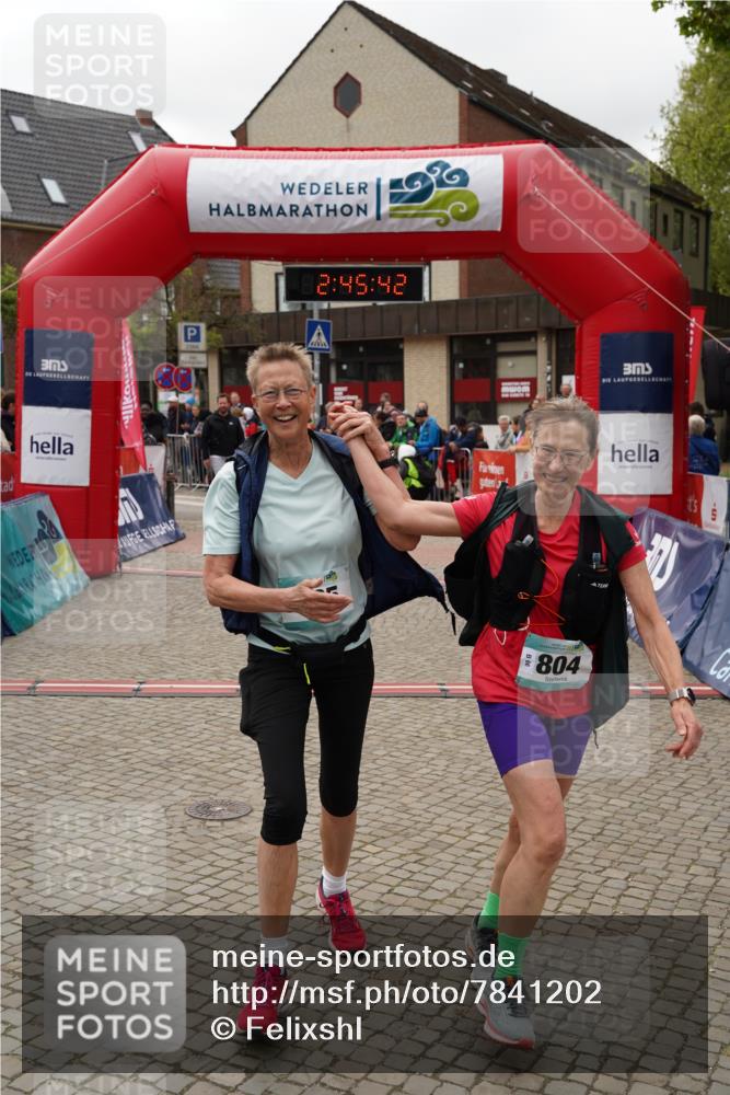 04.05.2025 - 8. Wedeler Halbmarathon Felixshl http://msf.ph/oto/7841202 04.05.2025 12:45:40 Ziel 804, 805 meine-sportfotos.de