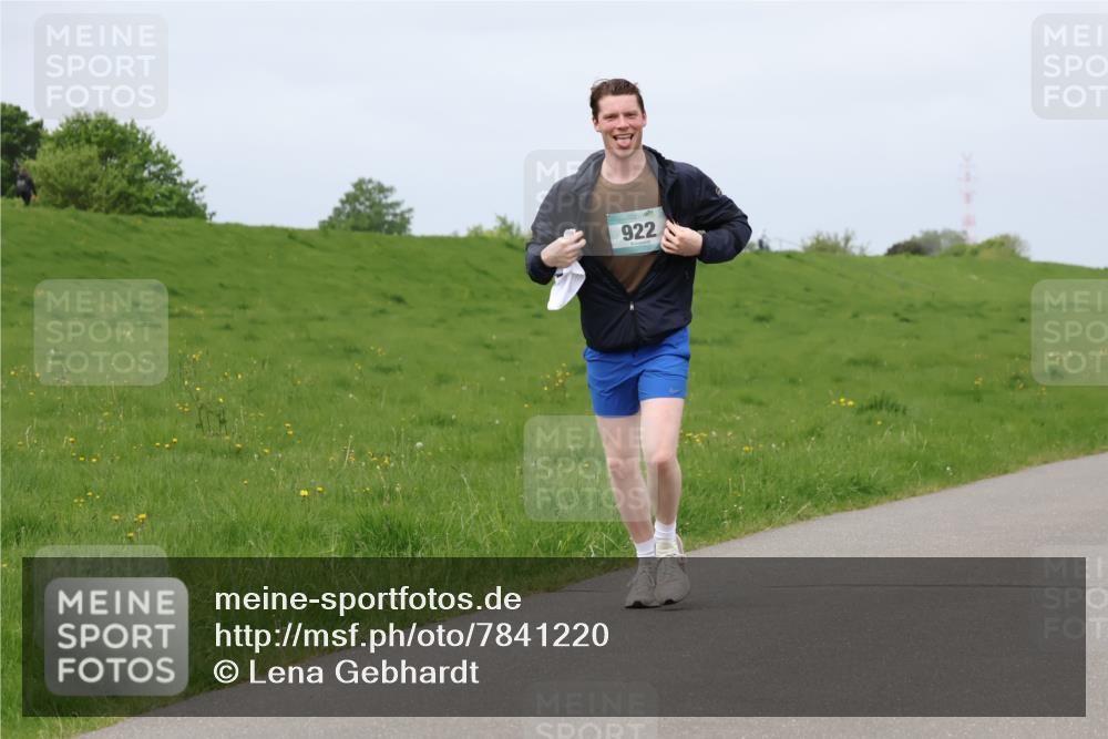 04.05.2025 - 8. Wedeler Halbmarathon Lena Gebhardt http://msf.ph/oto/7841220 04.05.2025 11:54:23 Laufen 922 meine-sportfotos.de