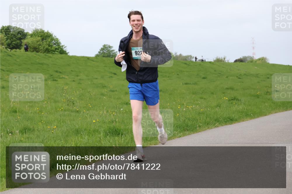 04.05.2025 - 8. Wedeler Halbmarathon Lena Gebhardt http://msf.ph/oto/7841222 04.05.2025 11:54:24 Laufen 927 meine-sportfotos.de