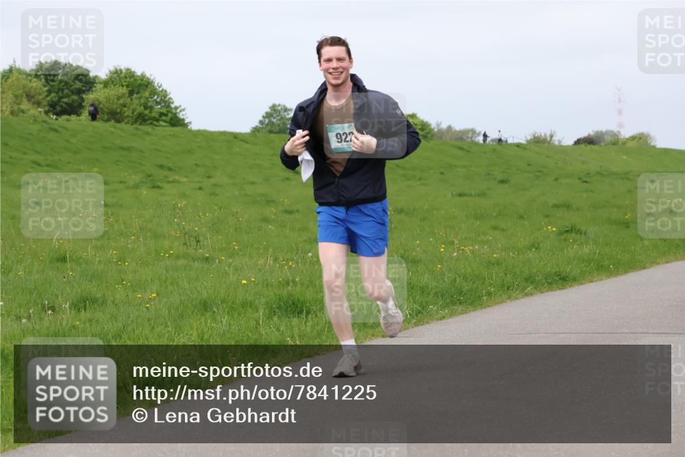 04.05.2025 - 8. Wedeler Halbmarathon Lena Gebhardt http://msf.ph/oto/7841225 04.05.2025 11:54:24 Laufen 927 meine-sportfotos.de
