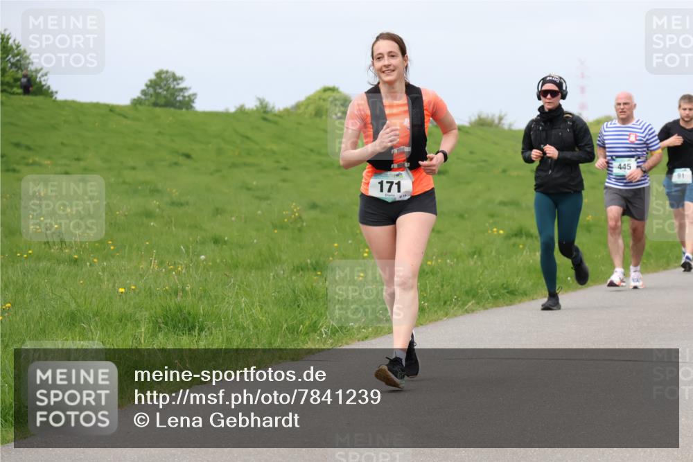 04.05.2025 - 8. Wedeler Halbmarathon Lena Gebhardt http://msf.ph/oto/7841239 04.05.2025 11:54:35 Laufen 171, 14, 445, 91 meine-sportfotos.de