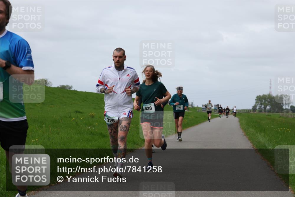 04.05.2025 - 8. Wedeler Halbmarathon Yannick Fuchs http://msf.ph/oto/7841258 04.05.2025 11:48:59 Laufen 326, 428, 1312, 725 meine-sportfotos.de