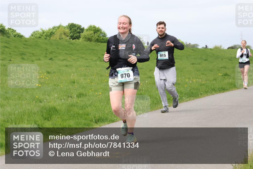 04.05.2025 - 8. Wedeler Halbmarathon Lena Gebhardt http://msf.ph/oto/7841334 04.05.2025 11:55:05 Laufen 970, 68, 915, 431 meine-sportfotos.de