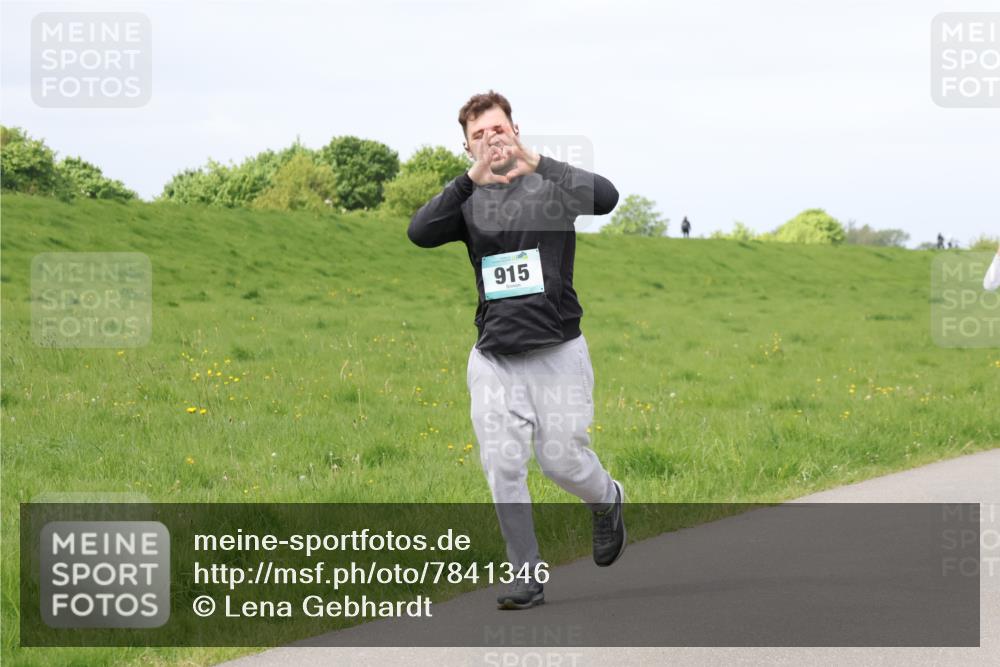 04.05.2025 - 8. Wedeler Halbmarathon Lena Gebhardt http://msf.ph/oto/7841346 04.05.2025 11:55:06 Laufen 915 meine-sportfotos.de