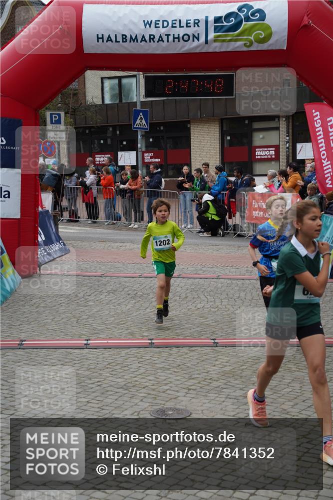 04.05.2025 - 8. Wedeler Halbmarathon Felixshl http://msf.ph/oto/7841352 04.05.2025 12:47:46 Ziel 622, 708, 1202 meine-sportfotos.de