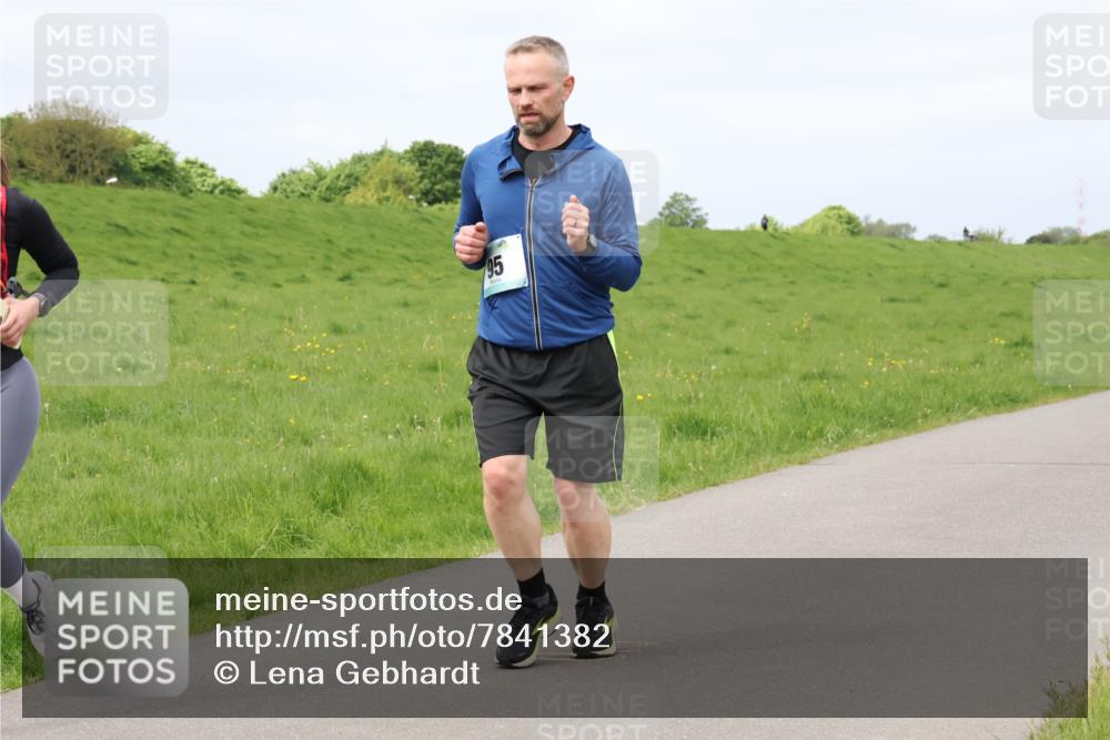 04.05.2025 - 8. Wedeler Halbmarathon Lena Gebhardt http://msf.ph/oto/7841382 04.05.2025 11:55:15 Laufen 95 meine-sportfotos.de