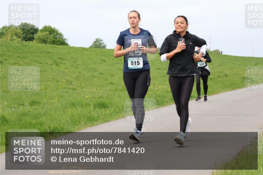 04.05.2025 - 8. Wedeler Halbmarathon Lena Gebhardt http://msf.ph/oto/7841420 04.05.2025 11:55:27 Laufen 515, 553 meine-sportfotos.de
