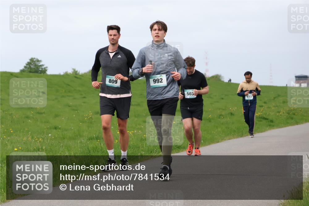 04.05.2025 - 8. Wedeler Halbmarathon Lena Gebhardt http://msf.ph/oto/7841534 04.05.2025 11:56:45 Laufen 809, 992, 503, 173 meine-sportfotos.de