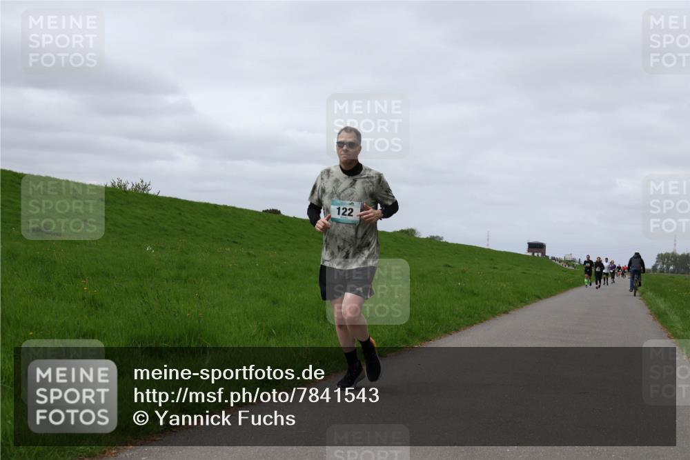 04.05.2025 - 8. Wedeler Halbmarathon Yannick Fuchs http://msf.ph/oto/7841543 04.05.2025 11:49:22 Laufen 122 meine-sportfotos.de