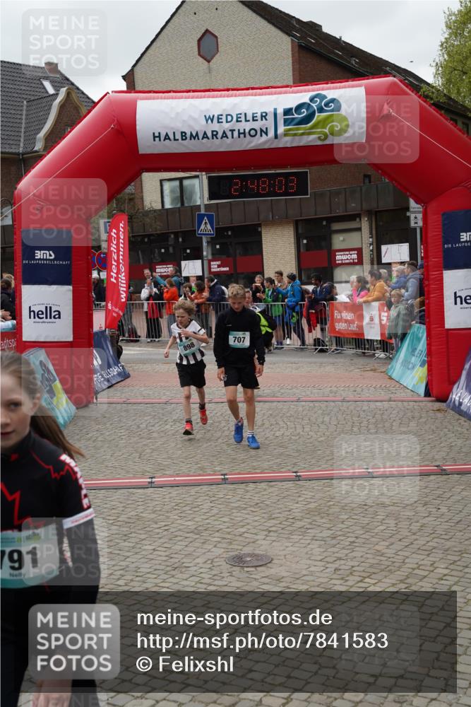 04.05.2025 - 8. Wedeler Halbmarathon Felixshl http://msf.ph/oto/7841583 04.05.2025 12:48:01 Ziel 707, 791, 898, 1078, 1136 meine-sportfotos.de