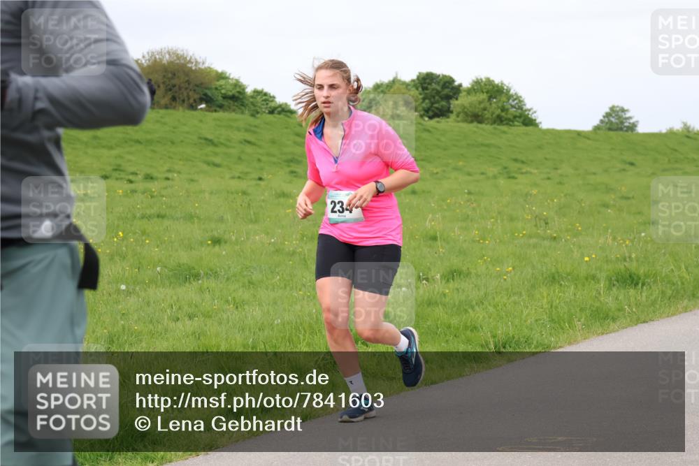 04.05.2025 - 8. Wedeler Halbmarathon Lena Gebhardt http://msf.ph/oto/7841603 04.05.2025 11:57:24 Laufen 234 meine-sportfotos.de