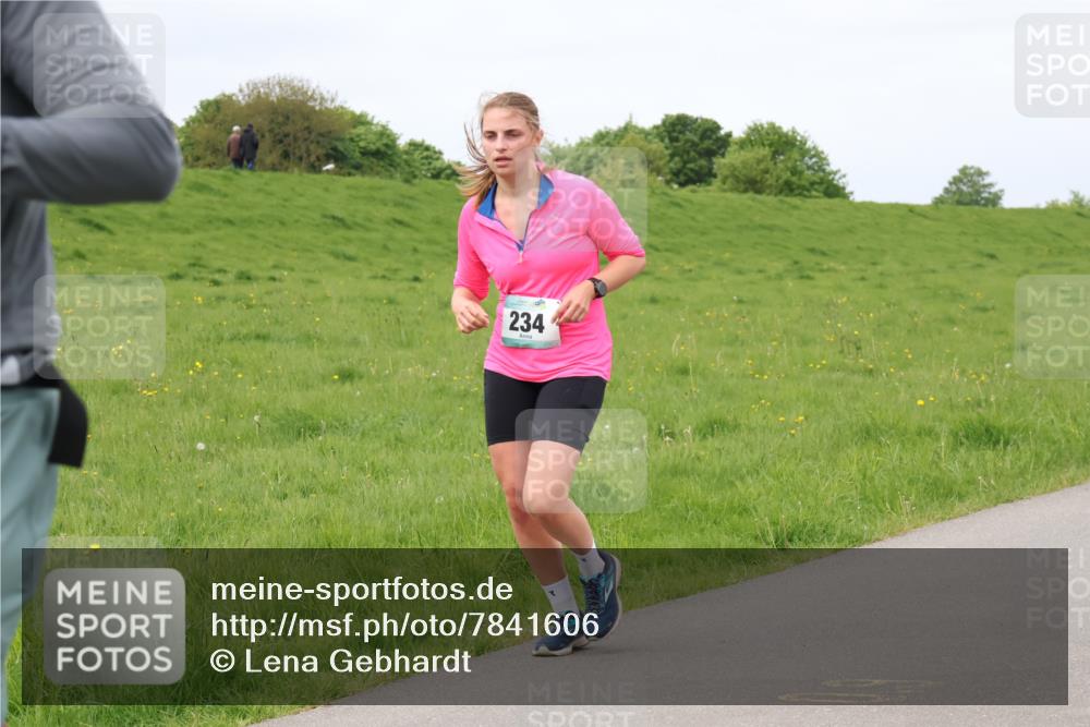 04.05.2025 - 8. Wedeler Halbmarathon Lena Gebhardt http://msf.ph/oto/7841606 04.05.2025 11:57:25 Laufen 234 meine-sportfotos.de