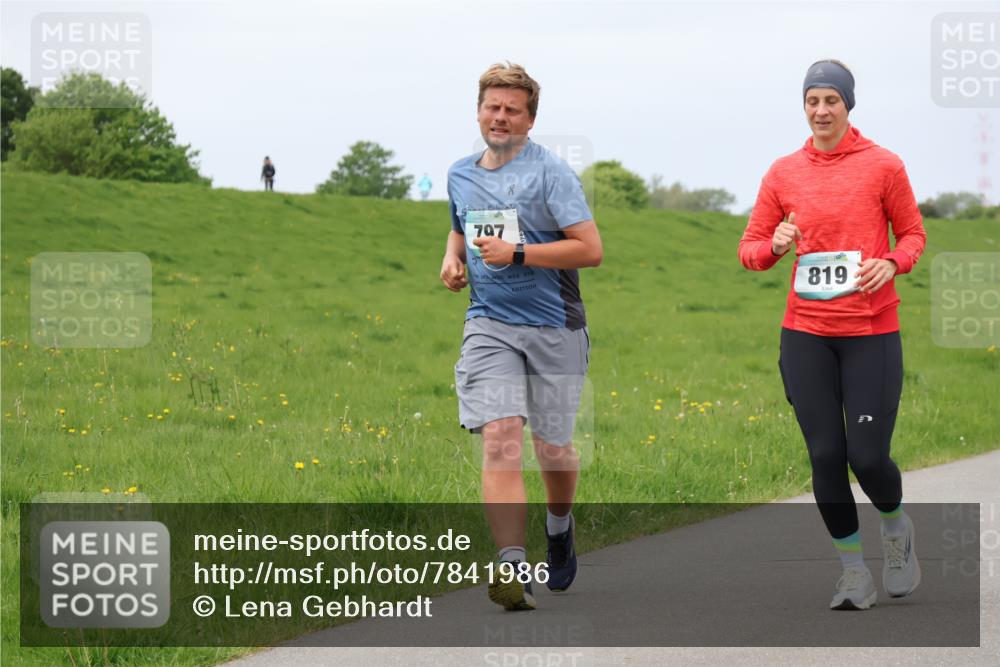 04.05.2025 - 8. Wedeler Halbmarathon Lena Gebhardt http://msf.ph/oto/7841986 04.05.2025 12:01:28 Laufen 707, 819 meine-sportfotos.de