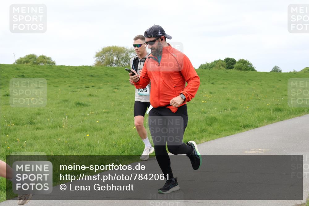 04.05.2025 - 8. Wedeler Halbmarathon Lena Gebhardt http://msf.ph/oto/7842061 04.05.2025 12:02:33 Laufen 1075 meine-sportfotos.de