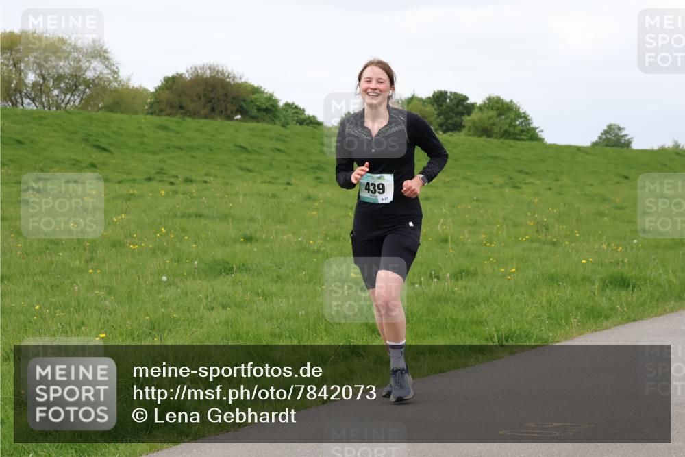 04.05.2025 - 8. Wedeler Halbmarathon Lena Gebhardt http://msf.ph/oto/7842073 04.05.2025 12:03:09 Laufen 439, 67 meine-sportfotos.de