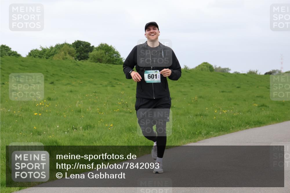 04.05.2025 - 8. Wedeler Halbmarathon Lena Gebhardt http://msf.ph/oto/7842093 04.05.2025 12:03:20 Laufen 601 meine-sportfotos.de