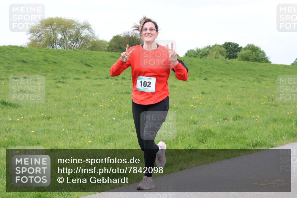 04.05.2025 - 8. Wedeler Halbmarathon Lena Gebhardt http://msf.ph/oto/7842098 04.05.2025 12:03:30 Laufen 102 meine-sportfotos.de