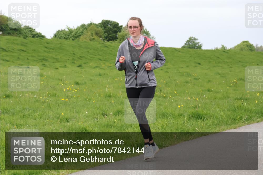 04.05.2025 - 8. Wedeler Halbmarathon Lena Gebhardt http://msf.ph/oto/7842144 04.05.2025 12:04:06 Laufen  meine-sportfotos.de