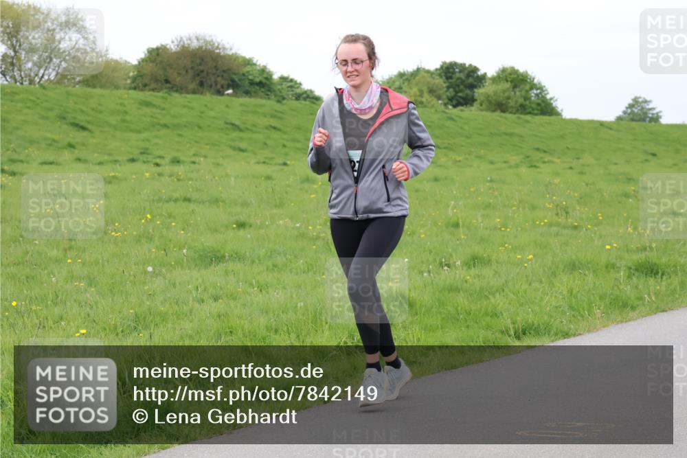 04.05.2025 - 8. Wedeler Halbmarathon Lena Gebhardt http://msf.ph/oto/7842149 04.05.2025 12:04:06 Laufen  meine-sportfotos.de