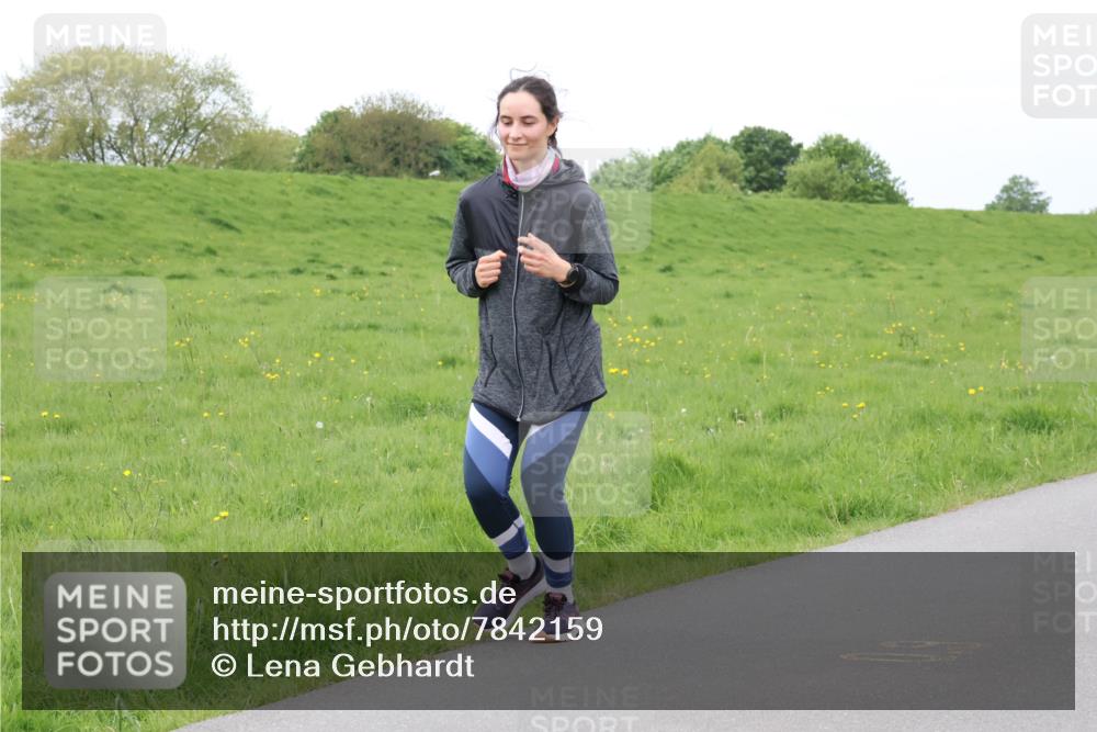 04.05.2025 - 8. Wedeler Halbmarathon Lena Gebhardt http://msf.ph/oto/7842159 04.05.2025 12:04:18 Laufen  meine-sportfotos.de
