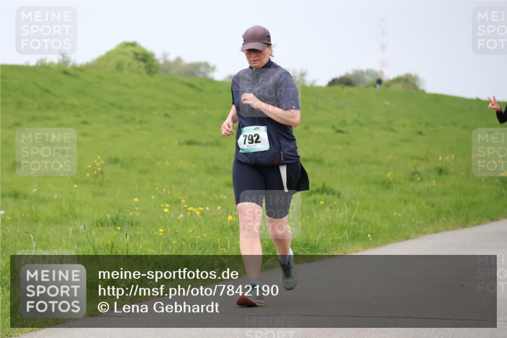 04.05.2025 - 8. Wedeler Halbmarathon Lena Gebhardt http://msf.ph/oto/7842190 04.05.2025 12:05:14 Laufen 792 meine-sportfotos.de