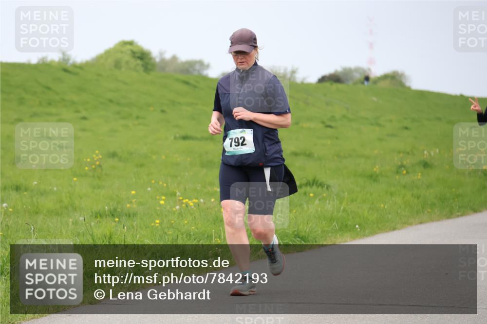 04.05.2025 - 8. Wedeler Halbmarathon Lena Gebhardt http://msf.ph/oto/7842193 04.05.2025 12:05:14 Laufen 792 meine-sportfotos.de