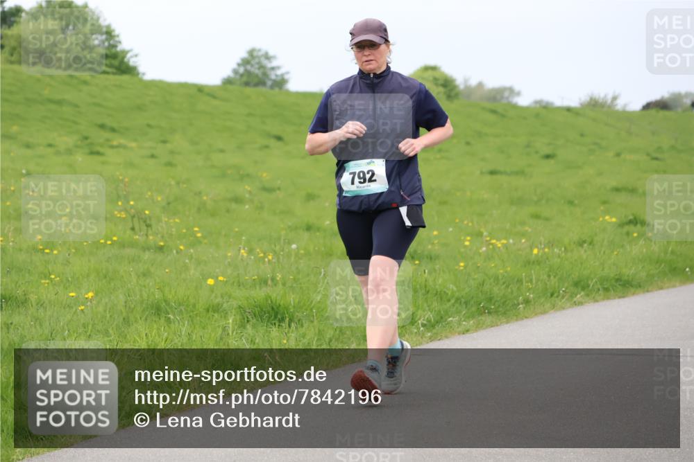 04.05.2025 - 8. Wedeler Halbmarathon Lena Gebhardt http://msf.ph/oto/7842196 04.05.2025 12:05:16 Laufen 792 meine-sportfotos.de