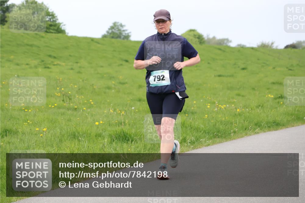 04.05.2025 - 8. Wedeler Halbmarathon Lena Gebhardt http://msf.ph/oto/7842198 04.05.2025 12:05:16 Laufen 792 meine-sportfotos.de