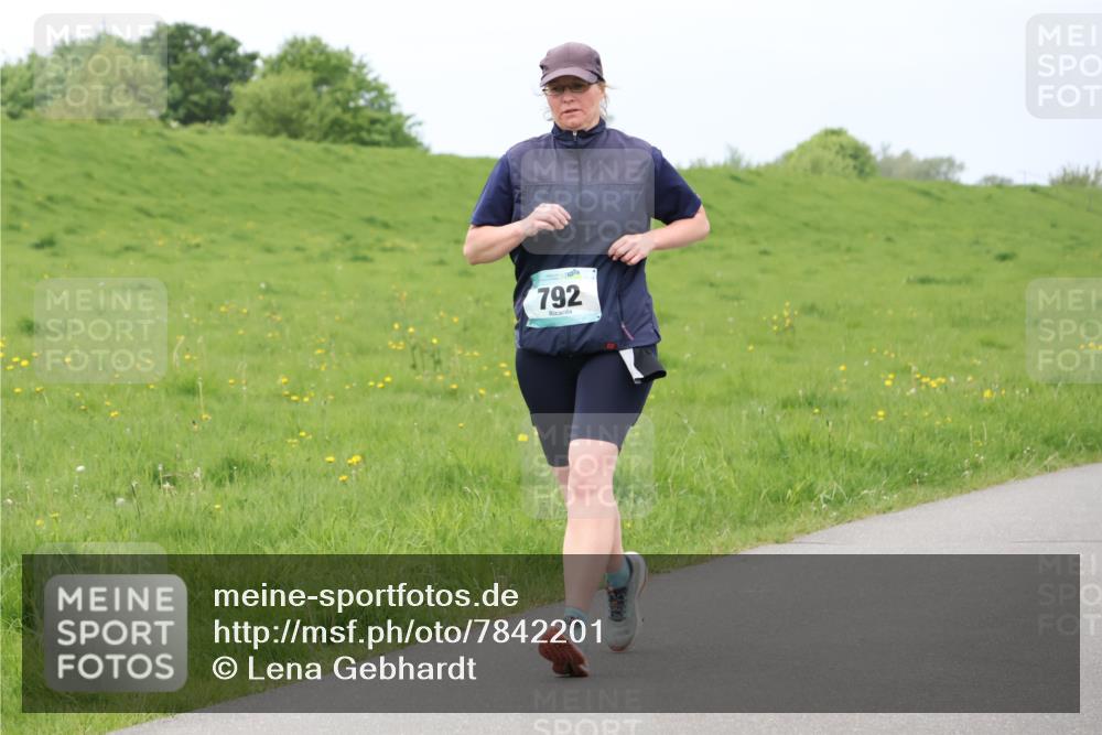 04.05.2025 - 8. Wedeler Halbmarathon Lena Gebhardt http://msf.ph/oto/7842201 04.05.2025 12:05:17 Laufen 792 meine-sportfotos.de